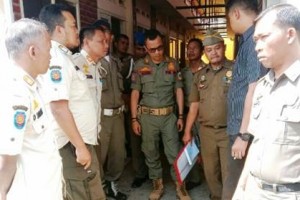 Kasi Opsdal Alfien Fadilah SH saat memimpin razia kos-kosan.